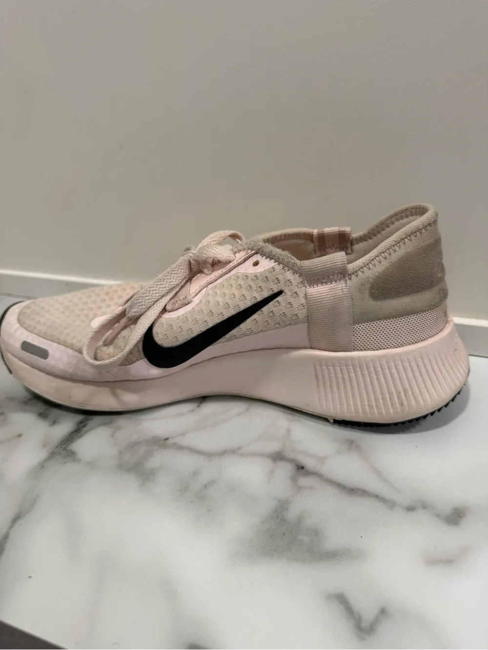 Nike Reposto pink sneaker Women’s Size 7